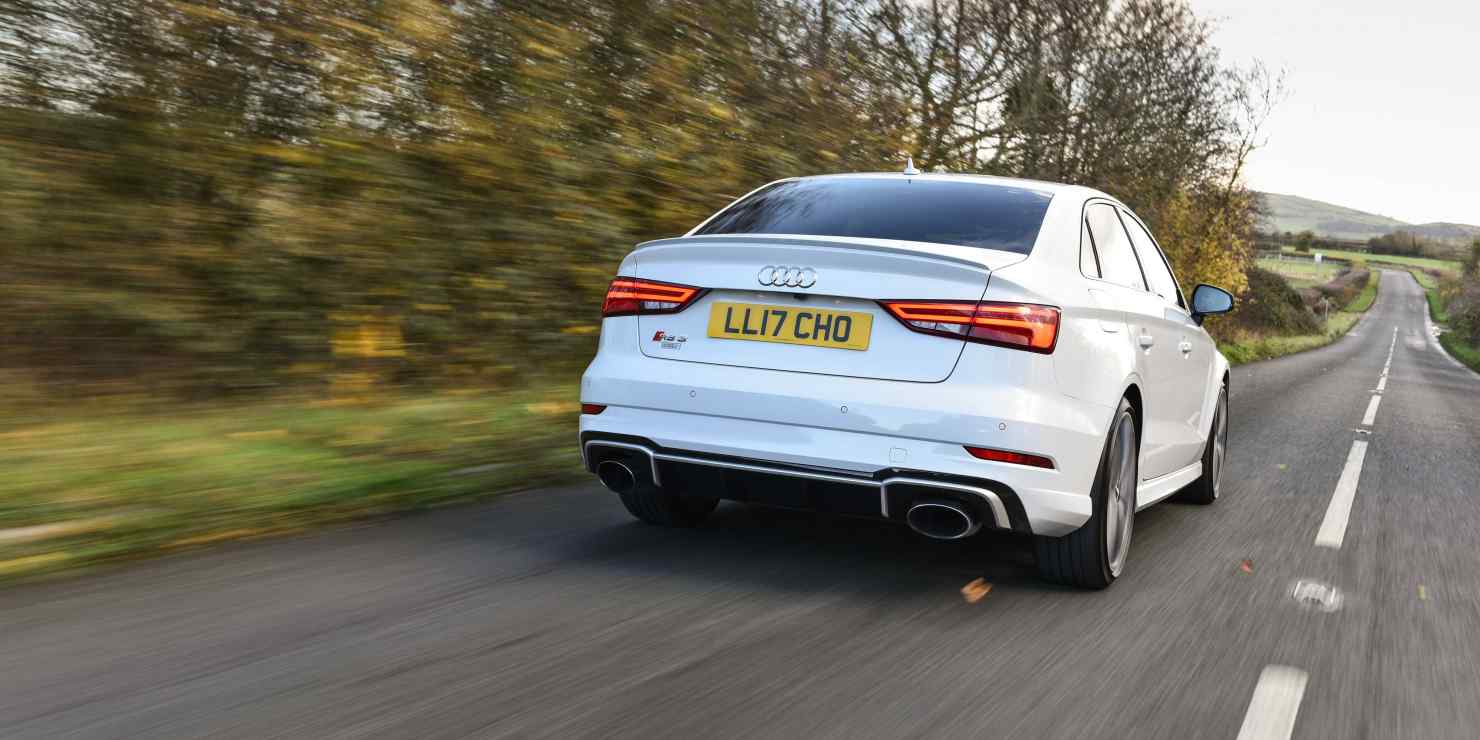 RS3-8V-2017-road2-740×370@2x